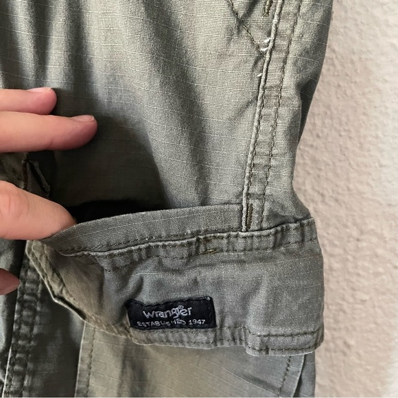 Wrangler Relaxed Fit Cargo Shorts Men’s 42 Green Utility Hiking Outdoor Tech - Picture 7 of 14
